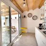 Vico Larzio 6 